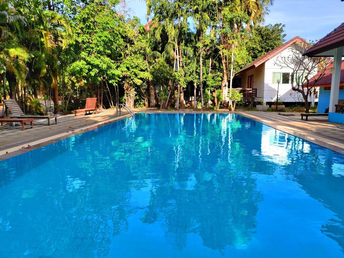 Thong Paeka Hotel Prasat Exterior photo