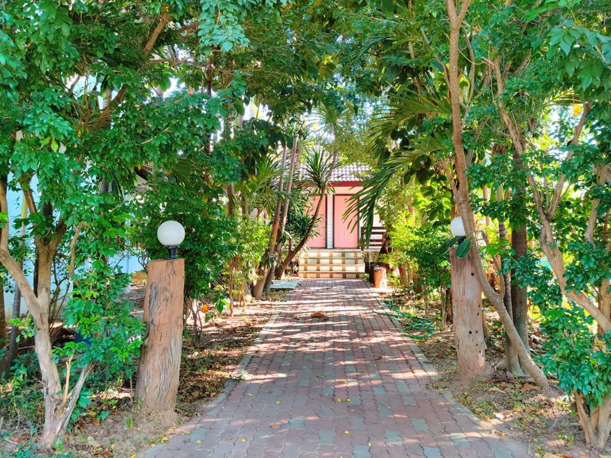 Thong Paeka Hotel Prasat Exterior photo