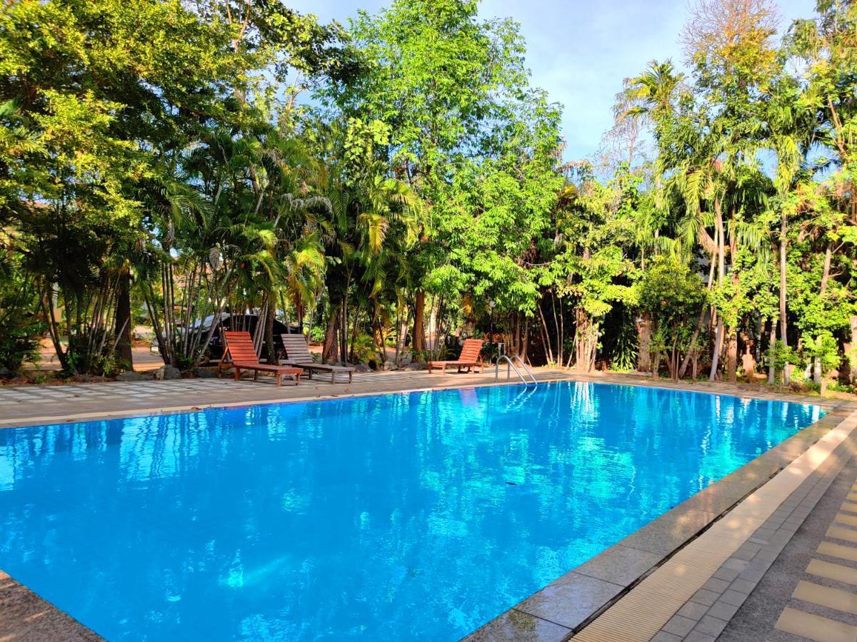Thong Paeka Hotel Prasat Exterior photo