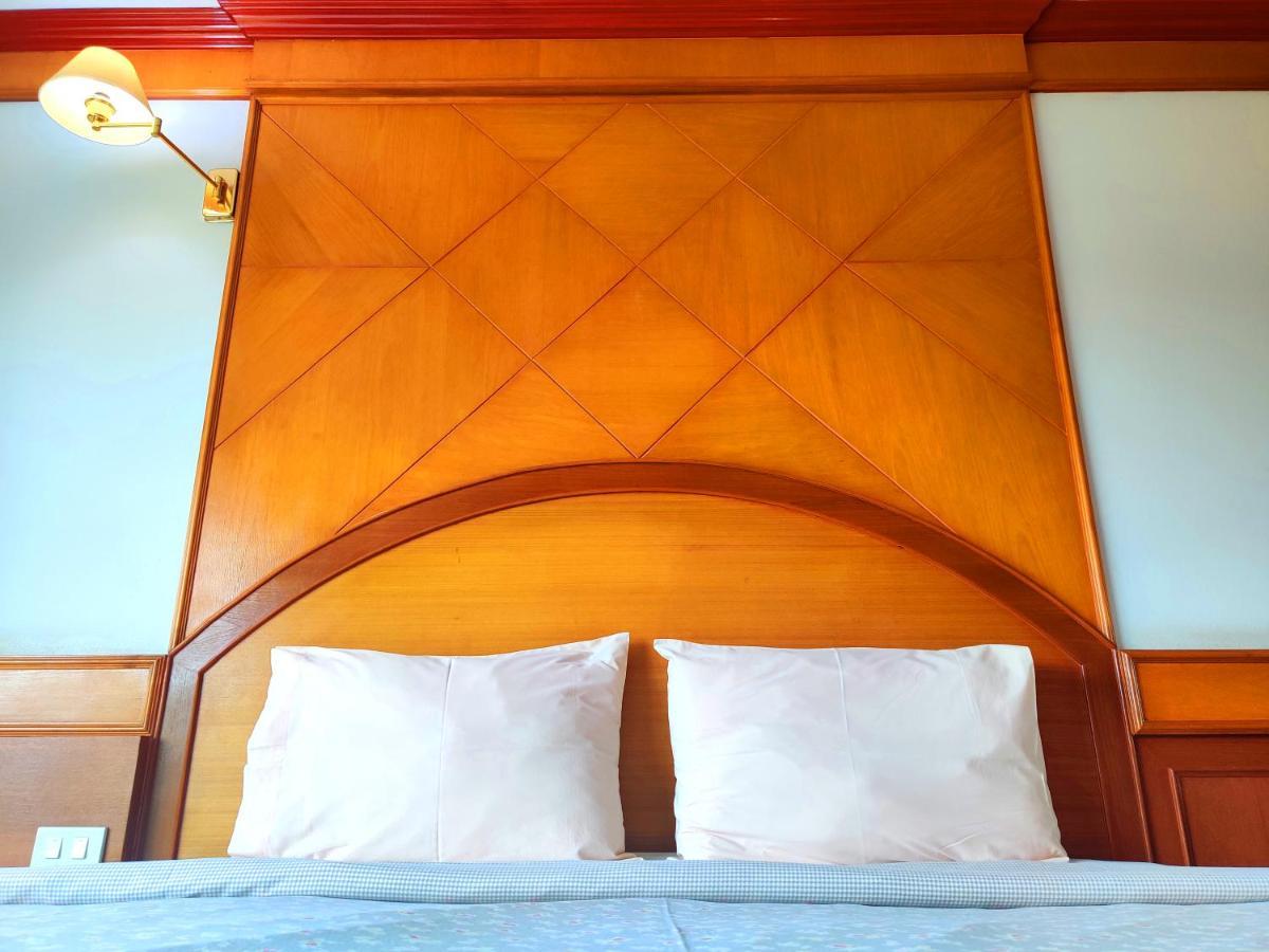 Thong Paeka Hotel Prasat Exterior photo