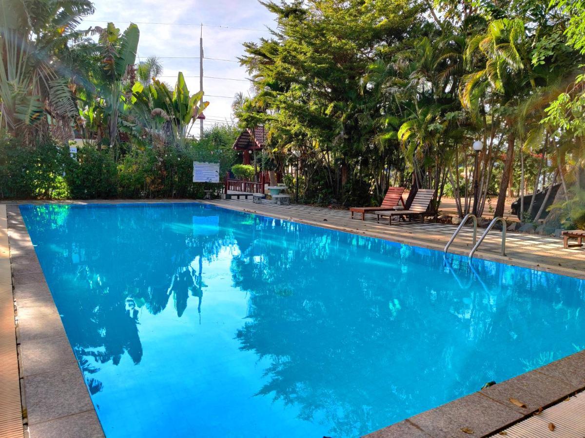 Thong Paeka Hotel Prasat Exterior photo