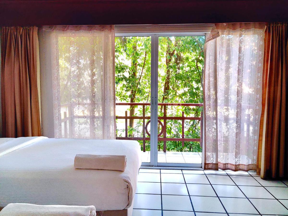 Thong Paeka Hotel Prasat Exterior photo