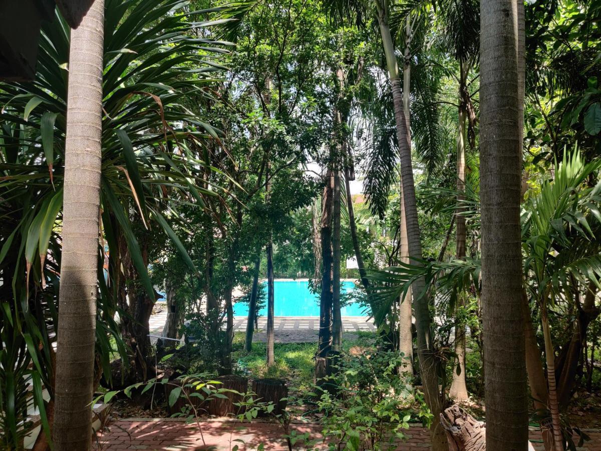 Thong Paeka Hotel Prasat Exterior photo