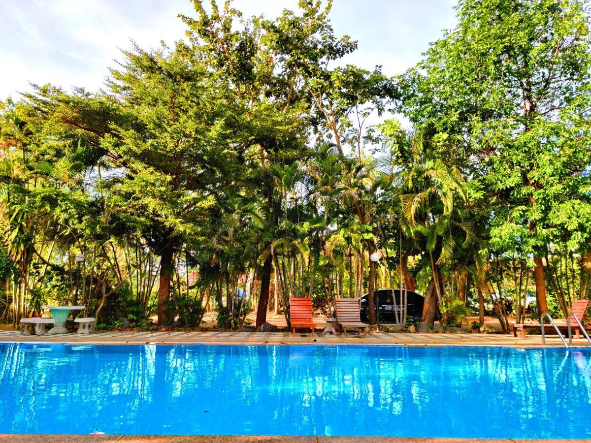 Thong Paeka Hotel Prasat Exterior photo