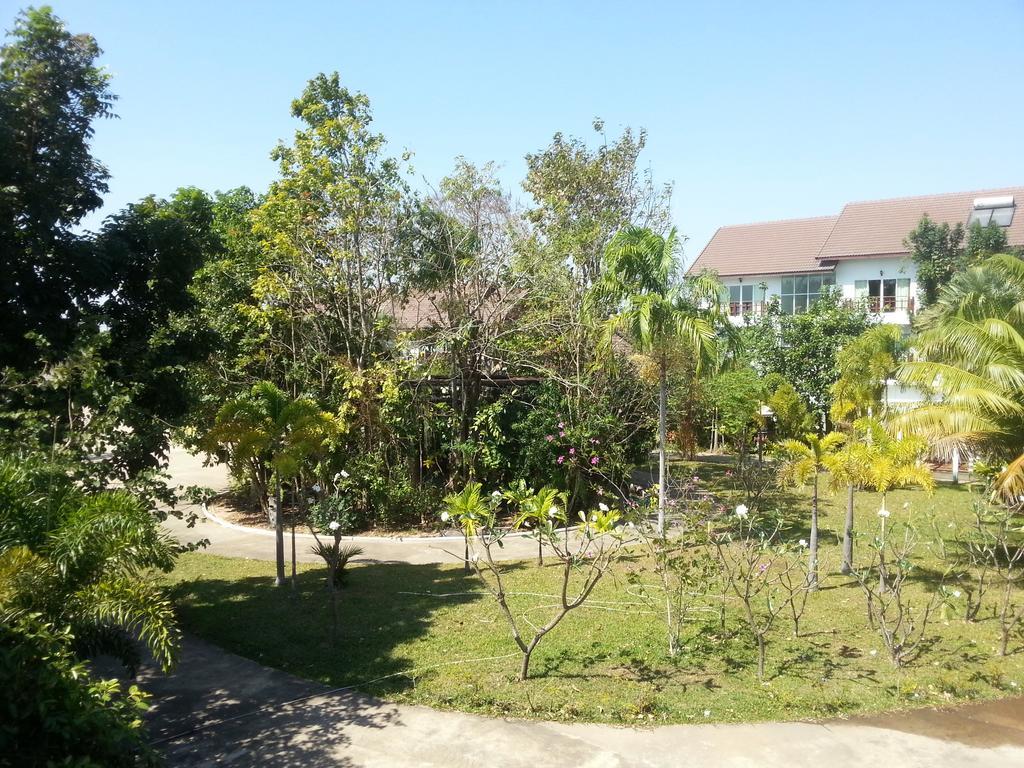 Thong Paeka Hotel Prasat Exterior photo