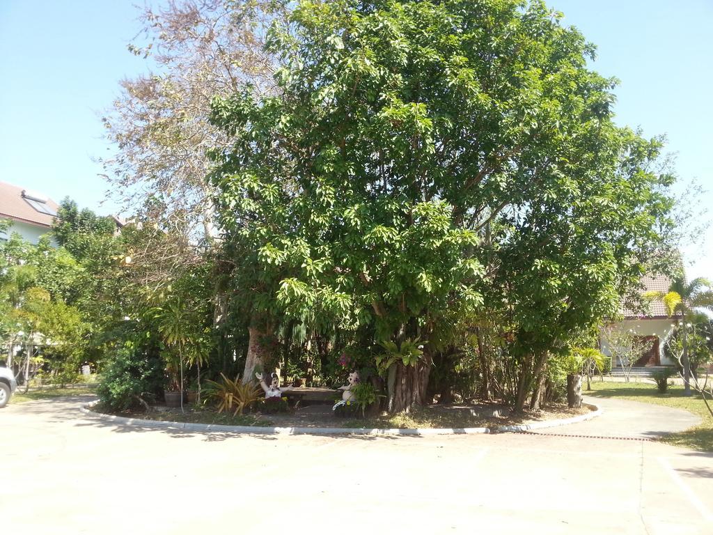 Thong Paeka Hotel Prasat Exterior photo