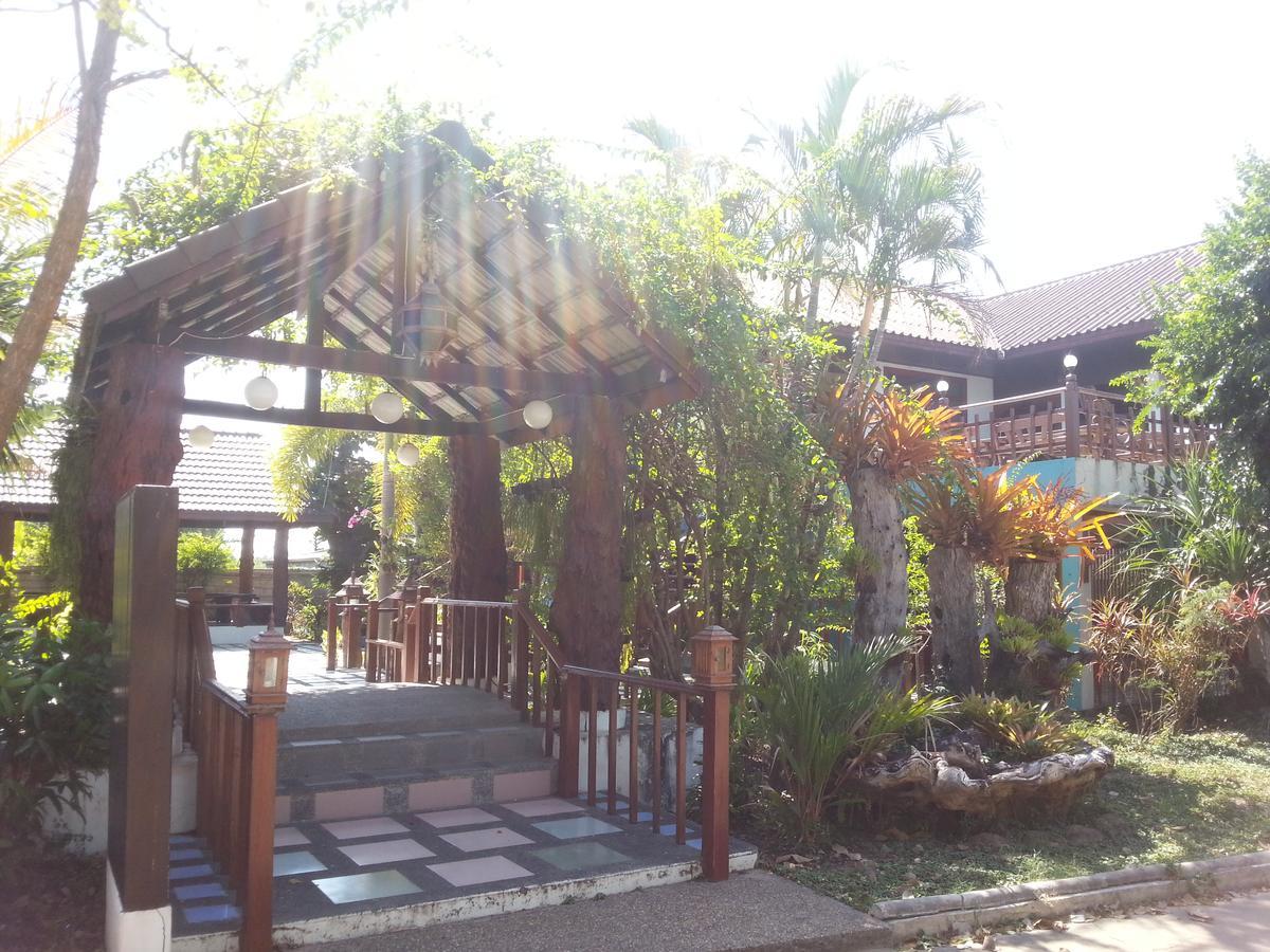 Thong Paeka Hotel Prasat Exterior photo