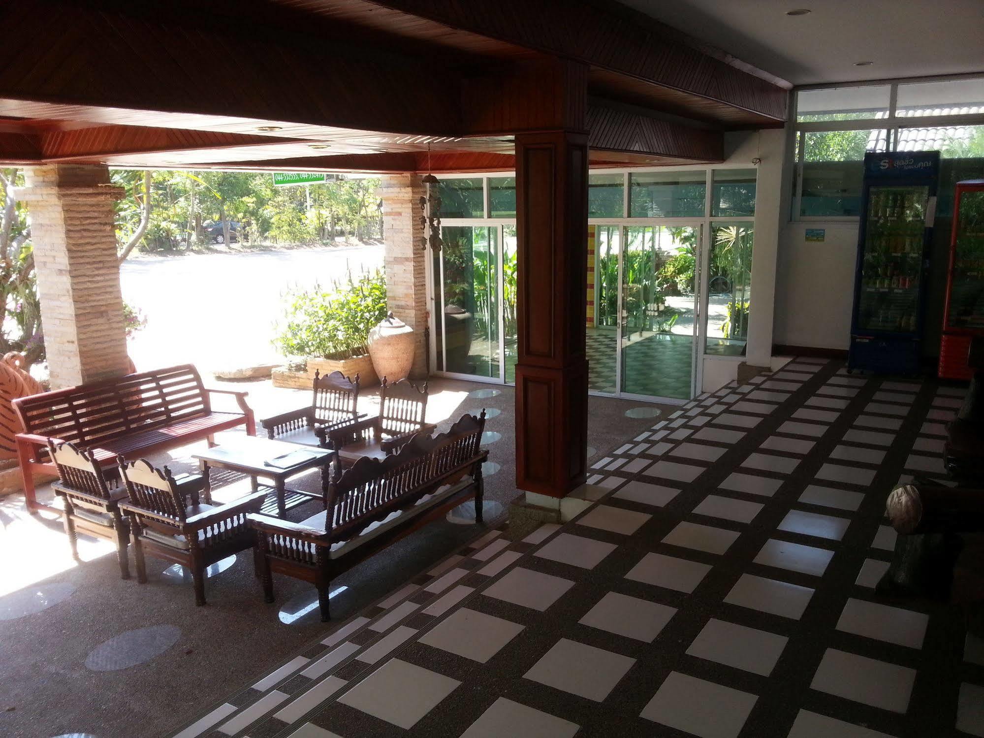 Thong Paeka Hotel Prasat Exterior photo