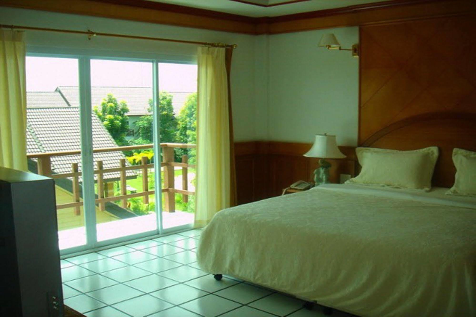 Thong Paeka Hotel Prasat Exterior photo